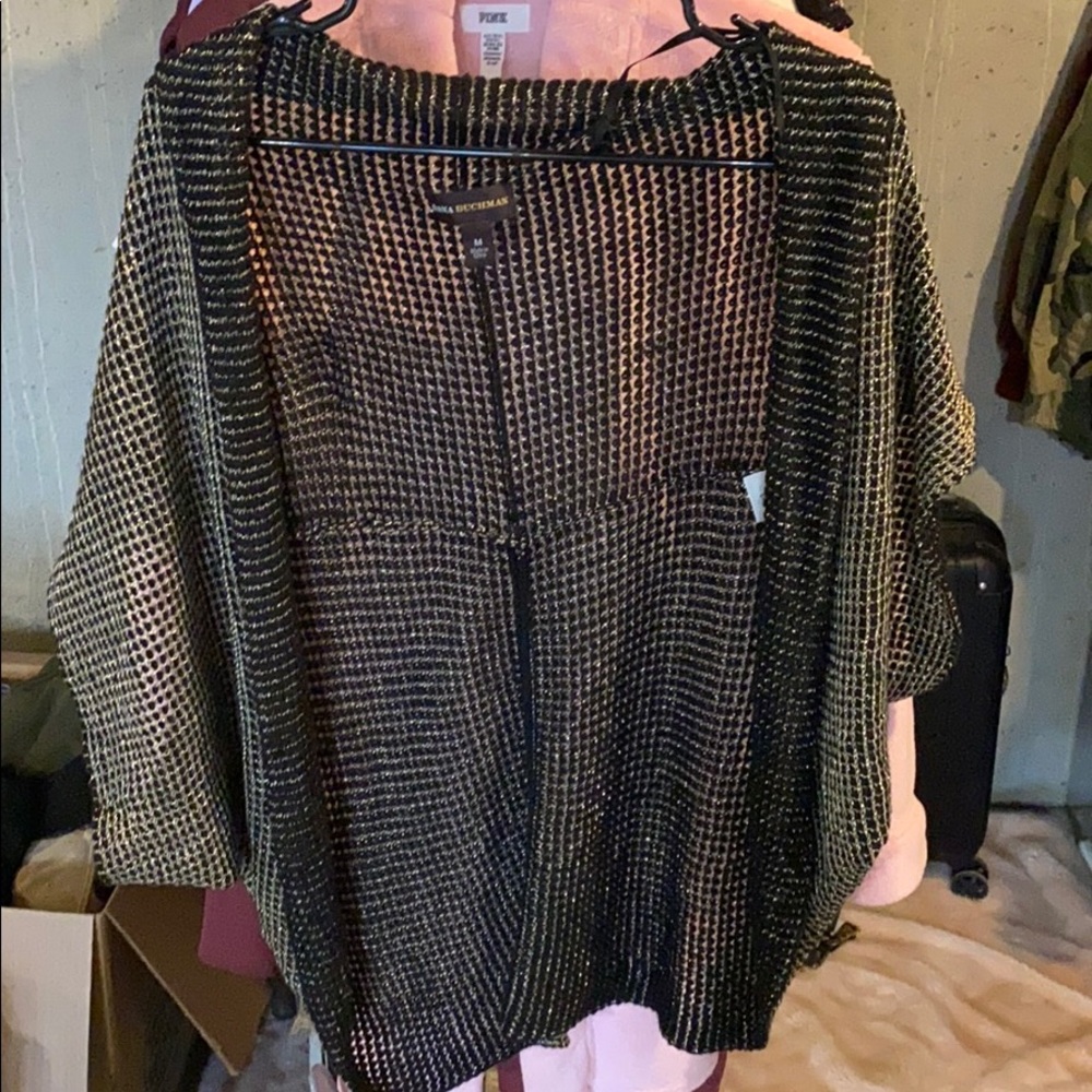 Bock and gold shawl